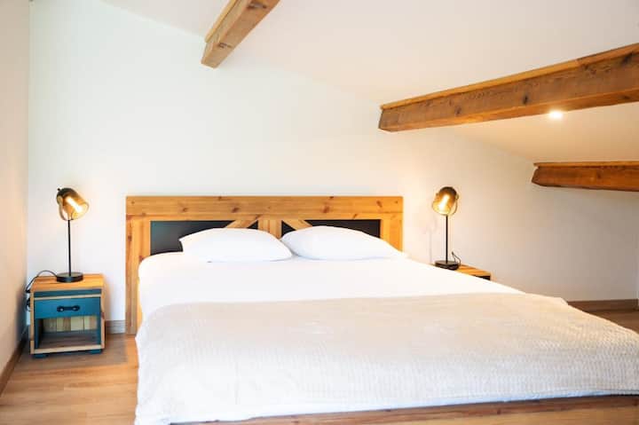 Chambre de l'étage sous les poutres