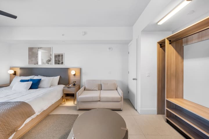 Pool, Gym, Iconic Views Near Shops & Restaurants - Miami