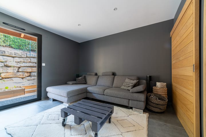 The TV lounge offers you a private area with the possibility of setting up a third master bedroom :)