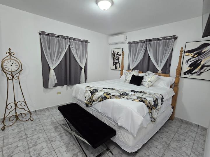 Dormitorio - Cama tamaño king y TV