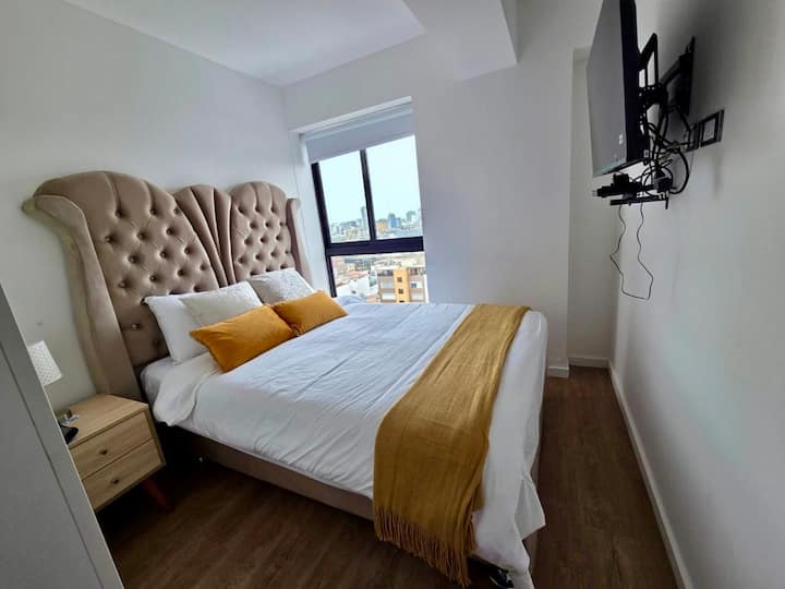 غرفة نوم مجهزة بتلفزيون سمار مع تلفزيون DUO + إنترنت بالألياف البصرية. أفضل بث: نيتفليكس وستار وديزني بلس. سرير مزدوج واسع بمقعدين مع وسائد مريحة ومانداس دافئة ومنضدة سرير ومصباح. كما يحتوي على خزانة.
