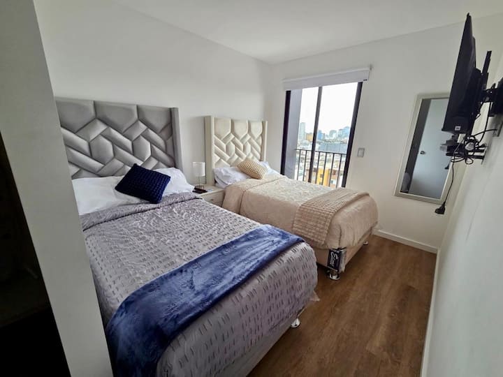 غرفة مريحة مع سريرين مفردين وشرفة بإطلالة رائعة على المدينة. مع ستائر معتمة لمزيد من الاستمتاع بالنوم. تلفزيون سمار مع تلفزيون DUO + إنترنت الألياف البصرية. أفضل بث: نيتفليكس وستار وديزني بلس.