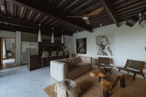 Villa with Pool and Cold Plunge Pool Near Downtown