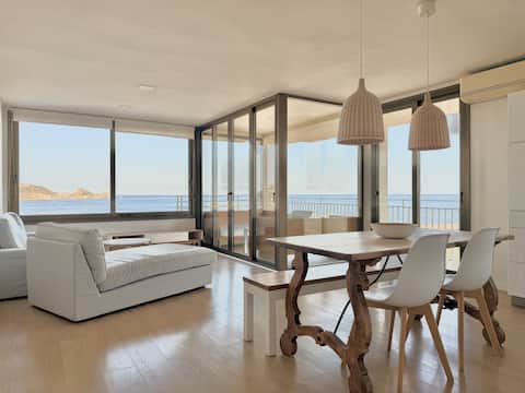 Anuncio de Airbnb popular: Beachfront apartment en Torroella De Montgrí