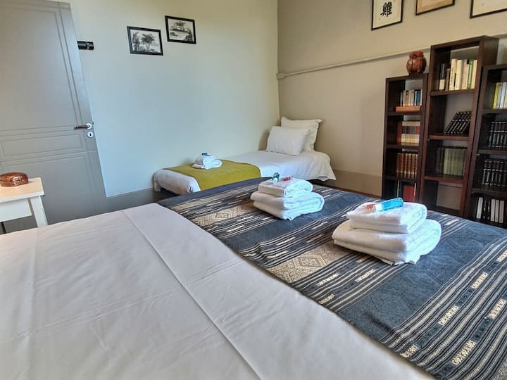 غرفة نوم مع هذه الراحة للتخزين 