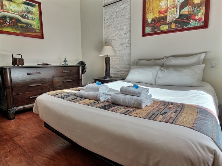 غرفة نوم مع هذه الغرفة المريحة للتخزين والحمام الخاص.