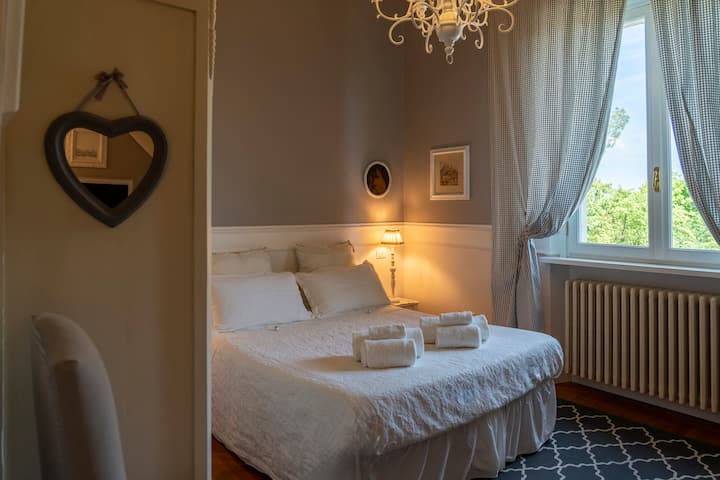 Ბელინის ოთახი გთავაზობთ მყუდრო და ცოცხალ გარემოს თავისი სააბაზანოთი.
Მისი მომხიბლავი ლოფტი იდეალური დასვენებაა მშვიდი დროის გასატარებლად, კითხვისა და აბსოლუტური განტვირთვისთვის.
