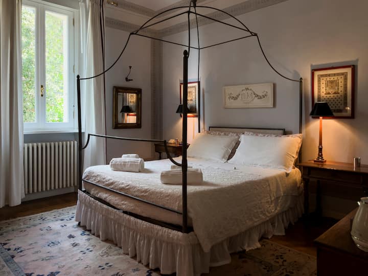 Დიდ კომპოზიტორს ეძღვნება პუჩინის ოთახი ღრმა დასვენებისა და დახვეწილი ჰარმონიის ატმოსფეროს.
Ფართო და ელეგანტური, დამხმარე სააბაზანოთი და პარკეტის იატაკით. Დატკბით სიმშვიდითა და კომფორტით.