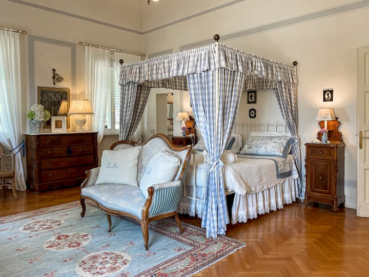 Ვერდის ოთახი, რომელსაც ცნობილი კომპოზიტორის სახელი ეწოდა, რომელიც ვილის სტუმარი იყო და მისი ხედების სილამაზე აცდუნებდა.
Ფართო, ნათელი და ელეგანტური, დამხმარე სააბაზანოთი, პარკეტის იატაკით, გთავაზობთ კომფორტითა და სტილით სავსე საცხოვრებელს.