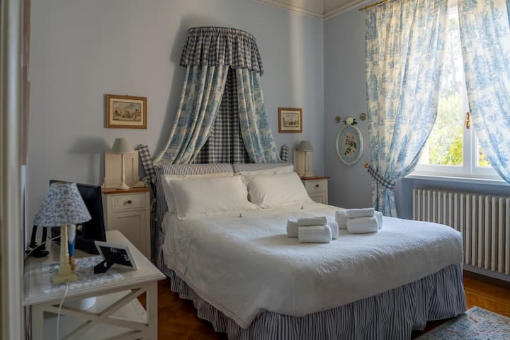 Როსინის ოთახი გთავაზობთ დელიკატურ ფერებსა და მოპირკეთებულ საწოლს, რომელიც გთავაზობთ მაქსიმალურ კომფორტსა და დასვენებას და სააბაზანოს აღჭურვილობას.