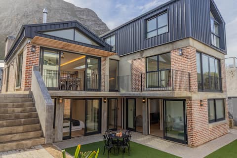 Trendy family home, bright, mountain views & pool