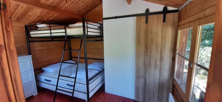 Në vilë, krevat marinari me 2 krevate 140x190
Tualete me lavaman