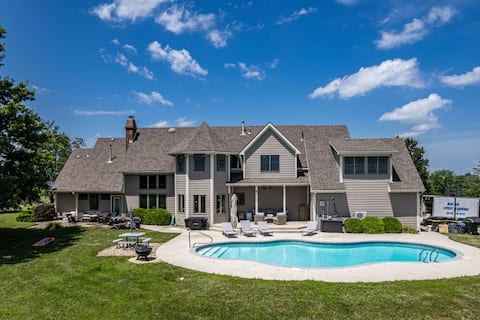 8BR Estate w/Pool near CoMo