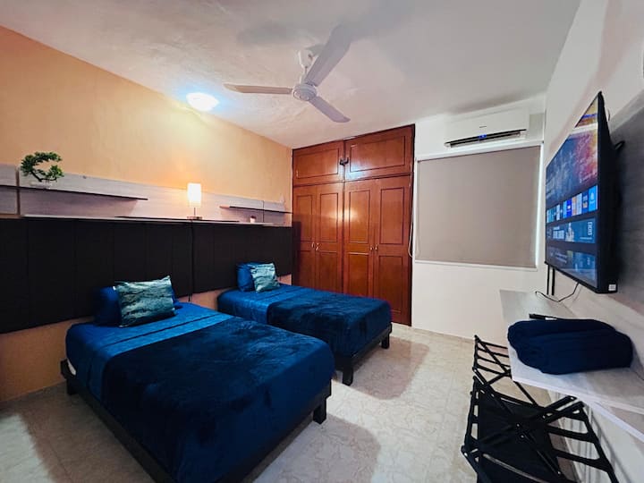 ห้องนอนที่ 2 มีเตียงเดี่ยว 2 เตียง หัวเตียงบุนวมสบาย ตู้เสื้อผ้า โคมไฟข้างเตียง เครื่องปรับอากาศ พัดลมเพดาน สมาร์ททีวี และชั้นวางสัมภาระ 2 ชั้นเพื่อความสะดวกสบายของคุณ ม่านบังแสงเพื่อการพักผ่อนที่ดี