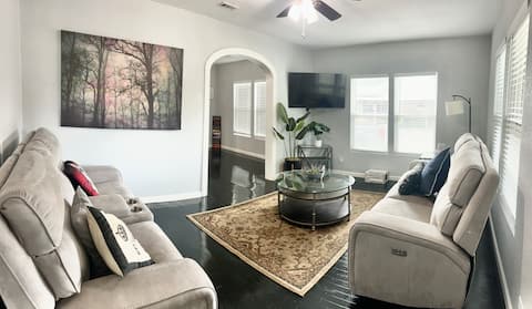 Successful Airbnb property: Near Dwntwn, Huge Private Yard W/Stock Tank Pool in Highlands