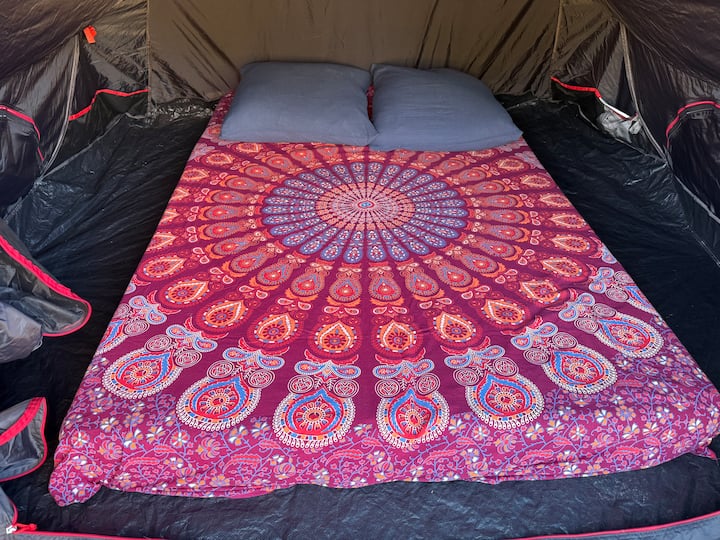 Il letto 140 nella tenda accanto alla roulotte e possibilità di fare 2 letti piccoli per 2 bambini, per esempio 