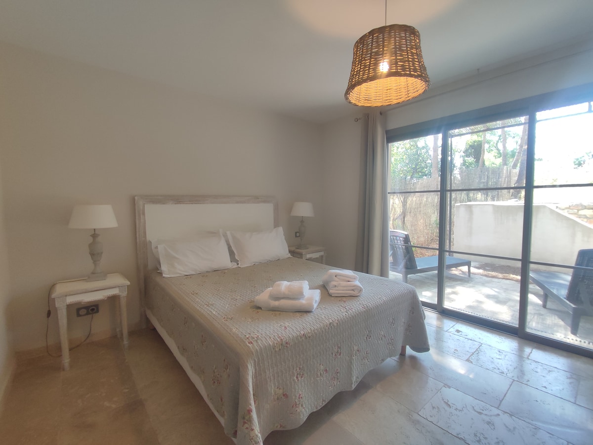 Главна спалня с баня и достъп до тераса