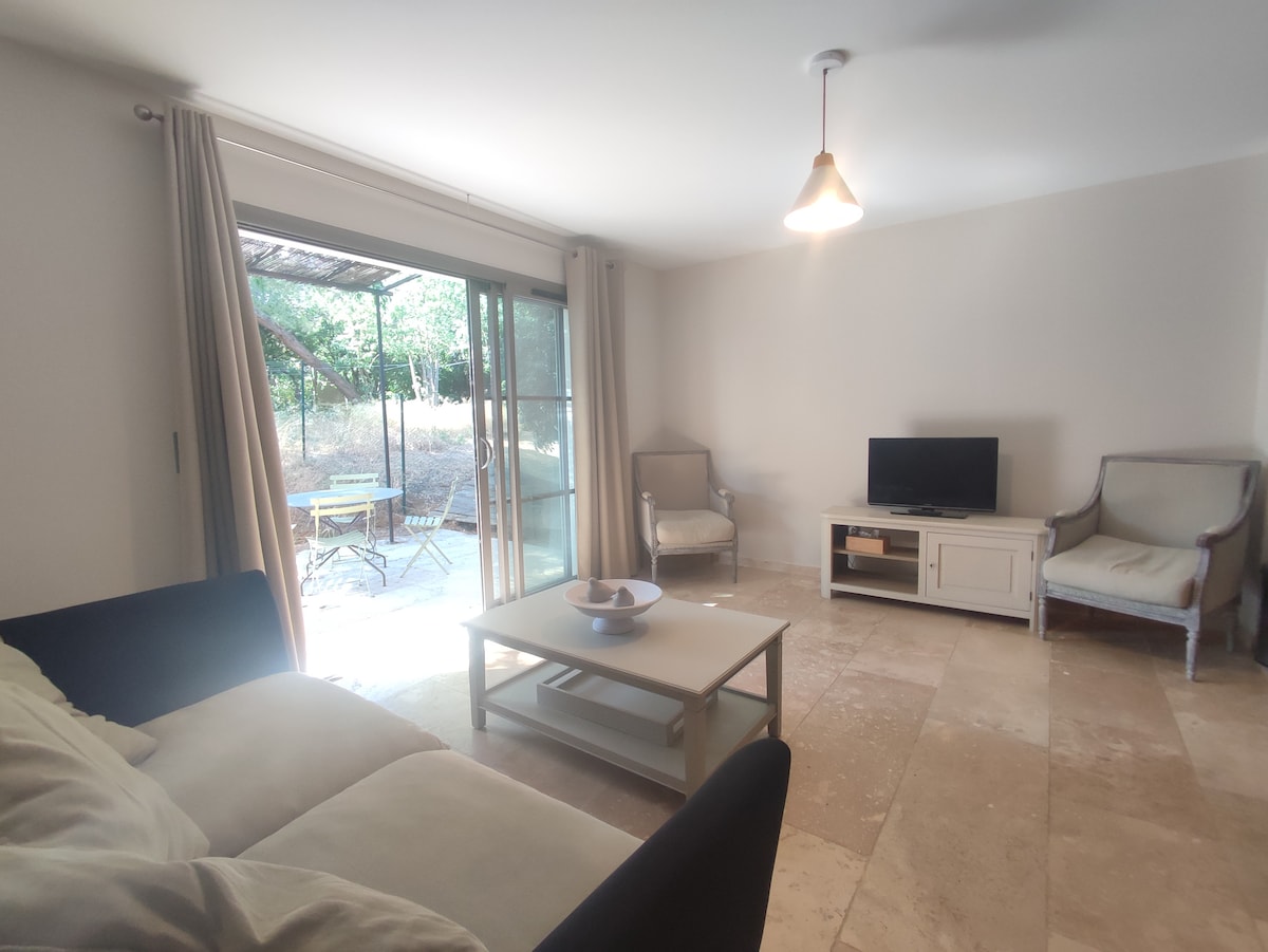 Всекидневна с разтегателен диван, масичка за кафе и телевизор