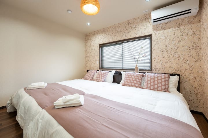 桜の壁紙が優しくお迎えするお部屋です。
一年中桜をお楽しみ頂けます。
ワークスペースやお化粧用として机をご用意しています。
桜の花と散り際の美しさは、日本人の持つ「もののあわれ」や「わびさび」といった美意識と重なり、儚さの中に美しさを見出す感覚と結びついています。
