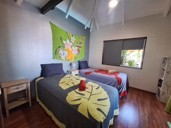 Dos camas individuales tamaño «king» de 110 x 200 para dos personas independientes, o modulables en una cama tamaño «super king» (220 x 200) para una pareja. Almacenamiento, soporte para perchas.
Habitación privada con puerta.