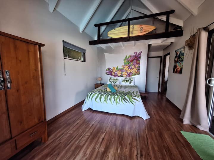 Habitación principal con una cama tamaño queen 160X200 para una pareja o una persona, armario y un pequeño escritorio.