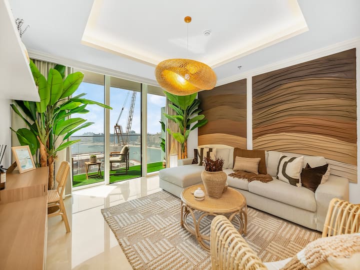 Les tons terreux créent un salon chaleureux et accueillant avec un accès direct au balcon.