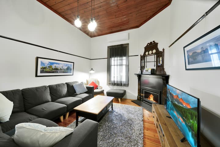 Lounge/tv-kamer met gaslogverwarming, airconditioning en smart-tv.