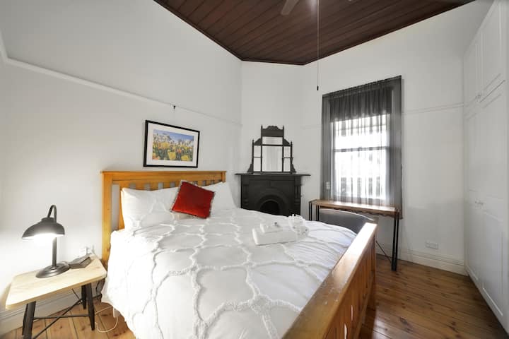 Queensize bed, ensuite, verwarming, plafondventilator, E-bankets, bureau en kledingkast.