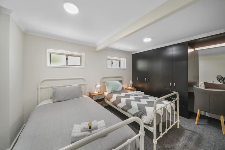 Kamer 5 - 1 x kingsize eenpersoonsbed en 1 x eenpersoonsbed, verwarming, ventilator, elektrische dekens, ingebouwde badjas en bureau/kaptafel. 