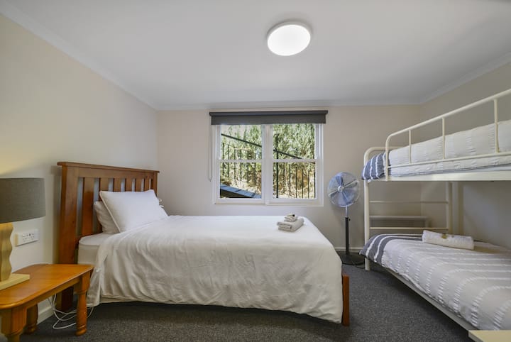 Kamer 4 - Kingsize eenpersoonsbed en een stapelbed, verwarming, ventilator, elektrische deken, ingebouwde badjas en bureau/kaptafel 