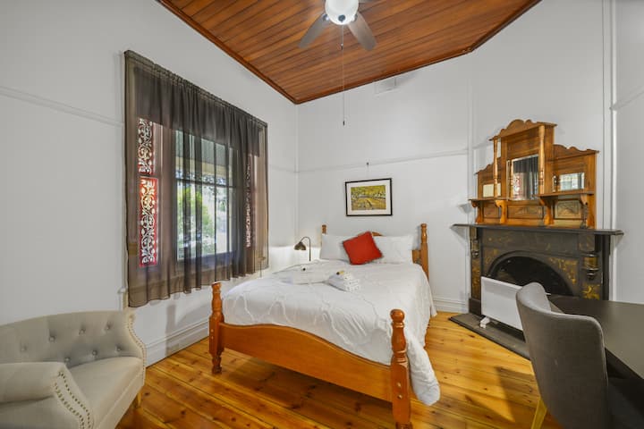 Slaapkamer 2...(queensize bed) met een bureau/kaptafel, ingebouwde badjas, plafondventilator, verwarming en elektrische deken.