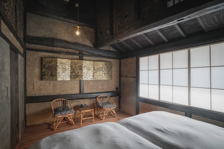 アート作品が飾られたベッド