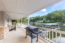 5br, 3bath Lakefront Retreat w/dock and grill