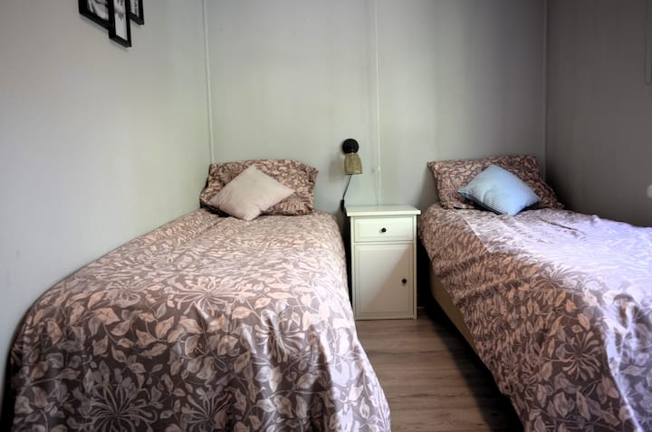 Tweede slaapkamer van 6,5 m2 met twee boxsprings en ladenkast 