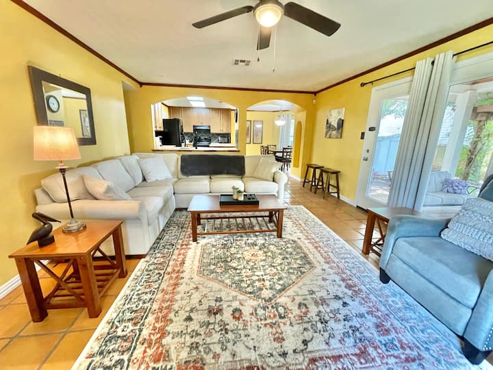 Summer Getaway Near Texas State & River-sleeps 10 - San Marcos, TX