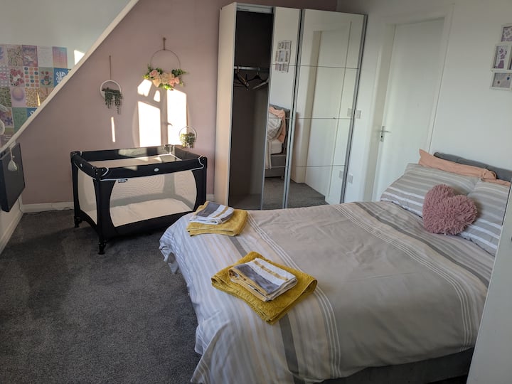 Kitanda cha watu wawili kilicho na suti na mandhari ya baharini