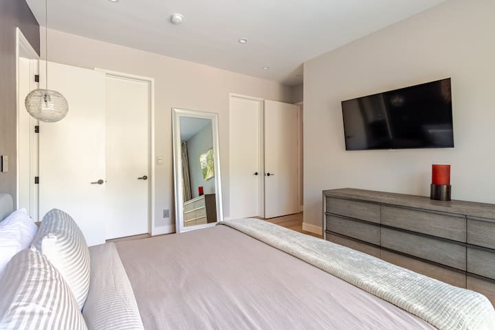 5BR Designer Home w/ SunDeck Near Stanford & 280