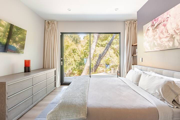 5BR Designer Home w/ SunDeck Near Stanford & 280 gallery image 4