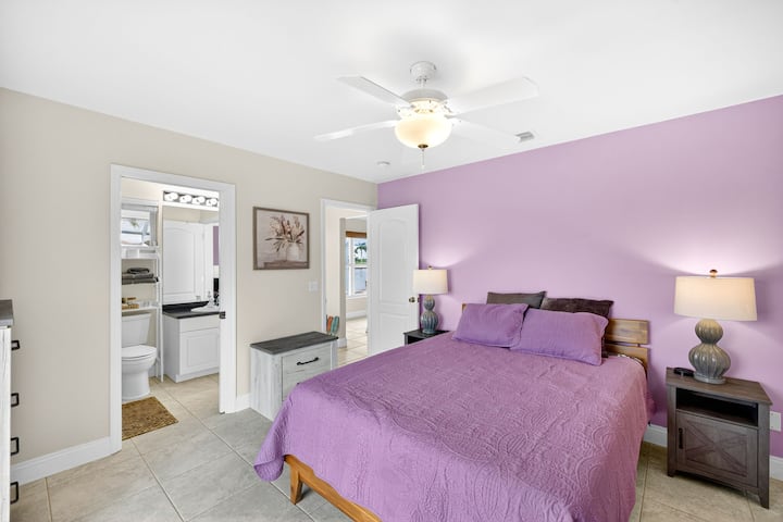 Трета бања со ТВ, надворешен поглед и ТВ.