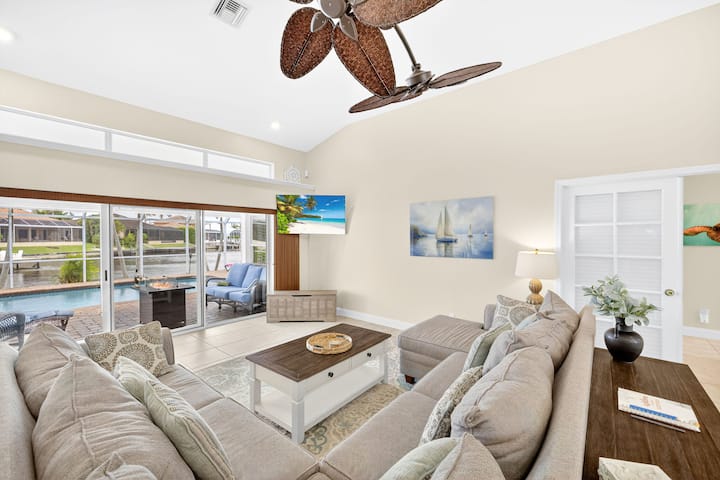 Пространа дневна соба со доволно простор за сите да гледаат телевизија и да уживаат во неверојатниот поглед!