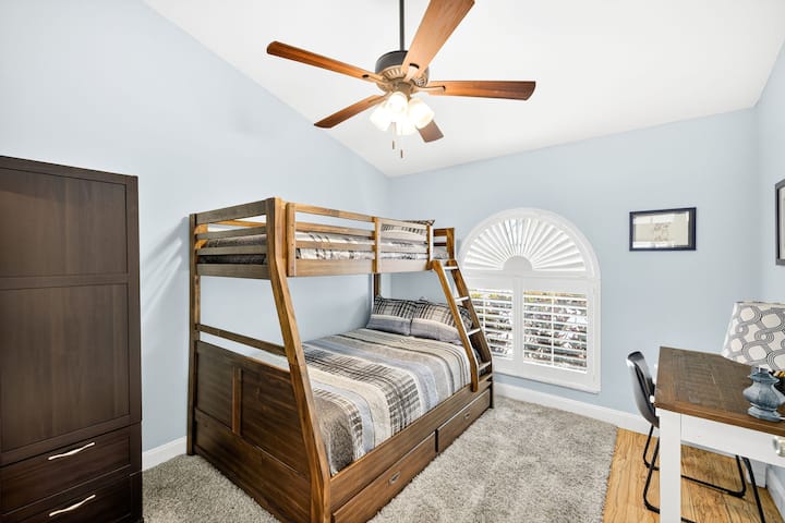 Неодолив простор со гардеробер, работен простор, кревет за едно лице, голем кревет и втор кревет за едно лице (кревет на извлекување).