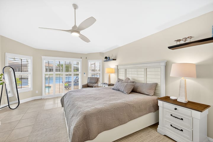 Голем и приватен главен апартман кој ви овозможува да побегнете за да се опуштите.  Приватен влез до базенот кој е само за вас.