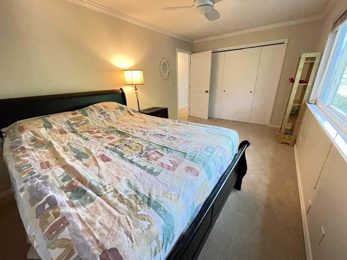 დიდი საძინებელი ზემო სართულზე, 152×203 სმ ზომის საწოლითა და დიდი კარადით.