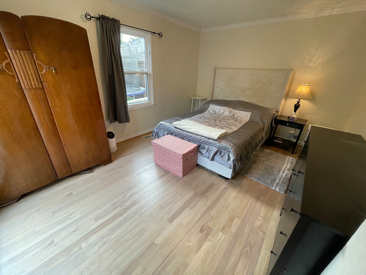 ქვემოთ მდებარე საძინებელი, რომელშიც არის 152‑203 სმ ზომის საწოლი, დიდი კომოდი და დიდი გარდერობი.