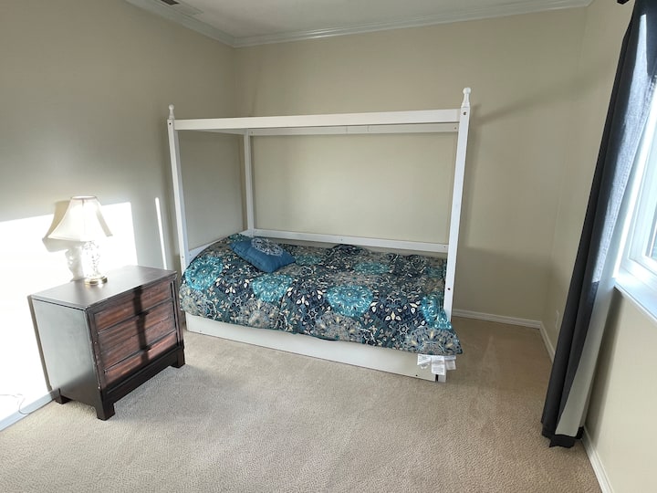 Dhomë gjumi në katin e sipërm me krevat dopio më të vogël (ideale për fëmijët). 