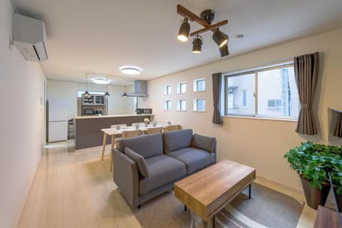5 minutes to Shinjuku / 100 ㎡ spacious private accommodation / ideal base for sightseeing in Tokyo /