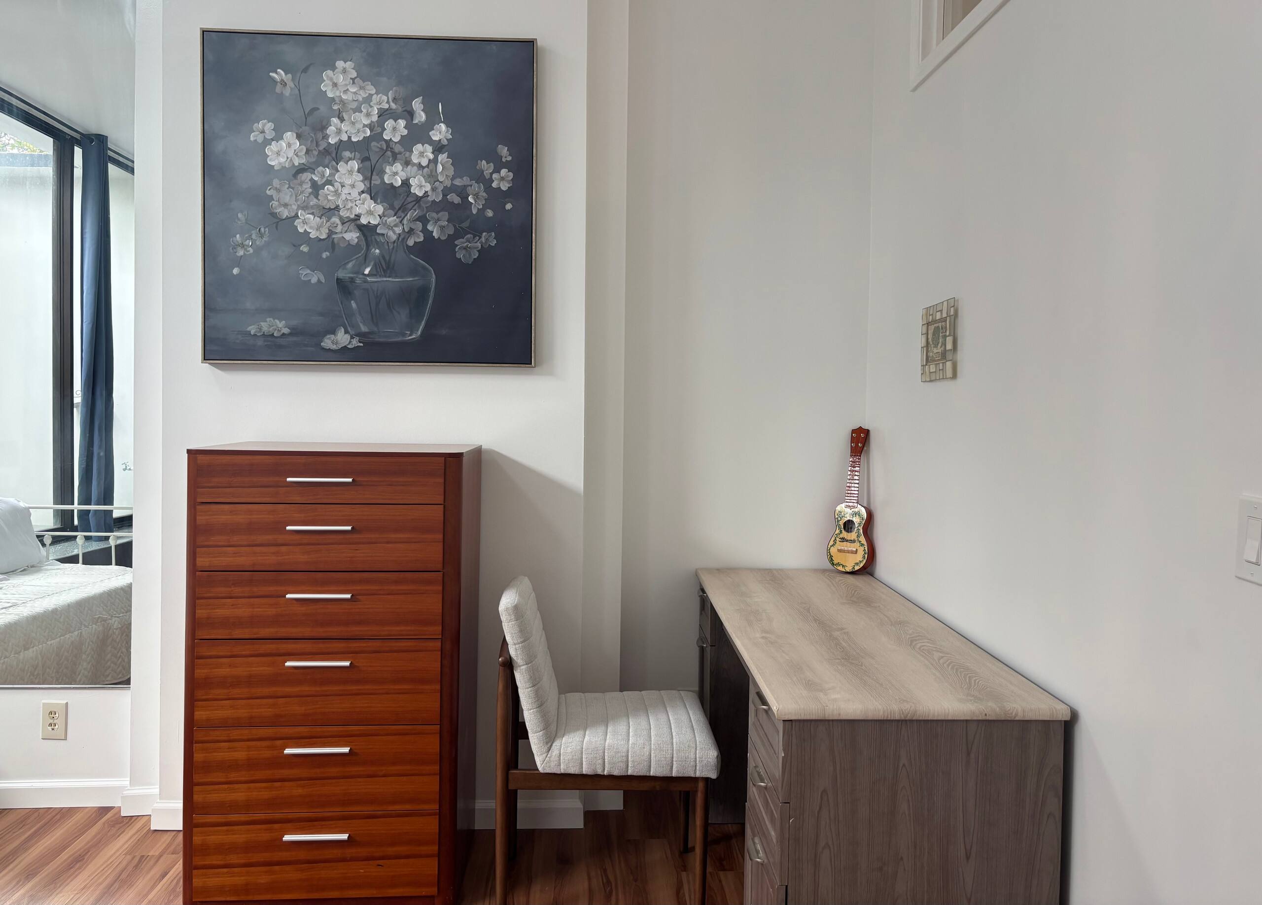 High Ceiling 1BR Free Parking - Image 10