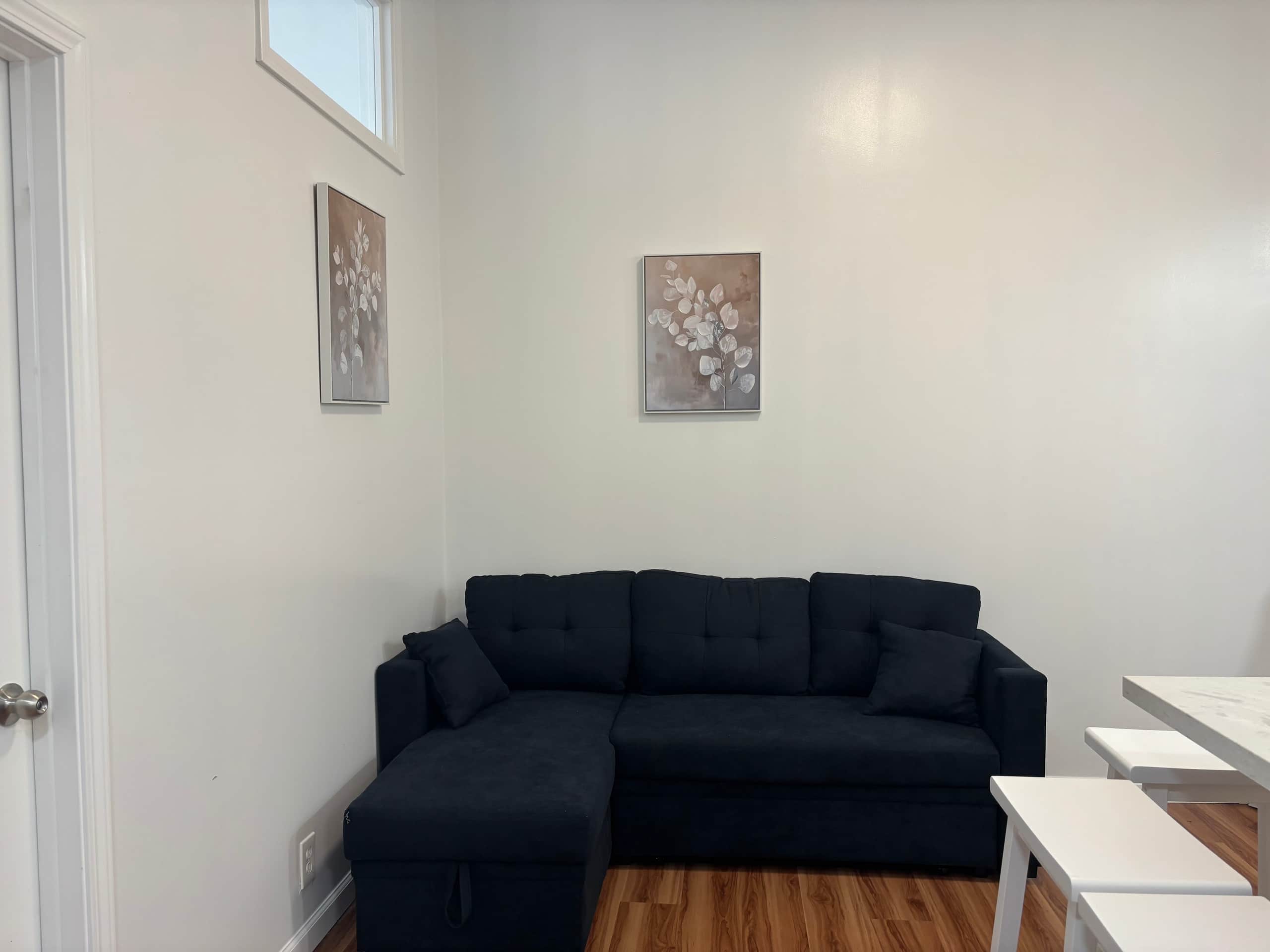 High Ceiling 1BR Free Parking - Image 2
