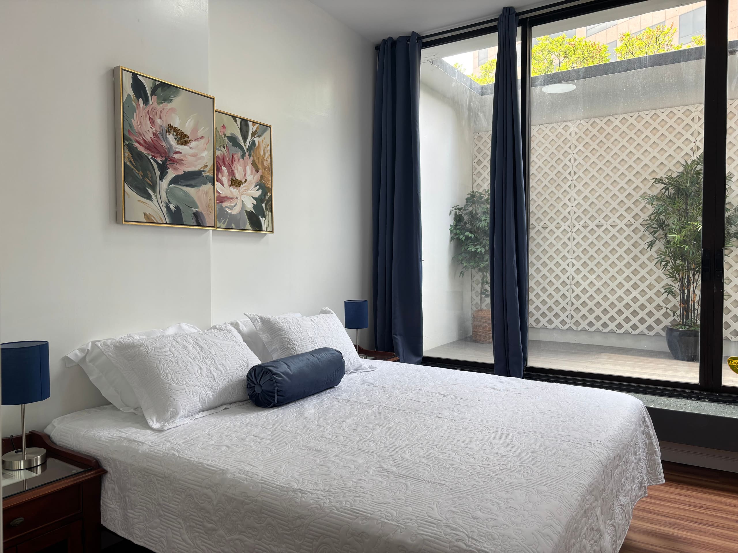 High Ceiling 1BR Free Parking - Image 1