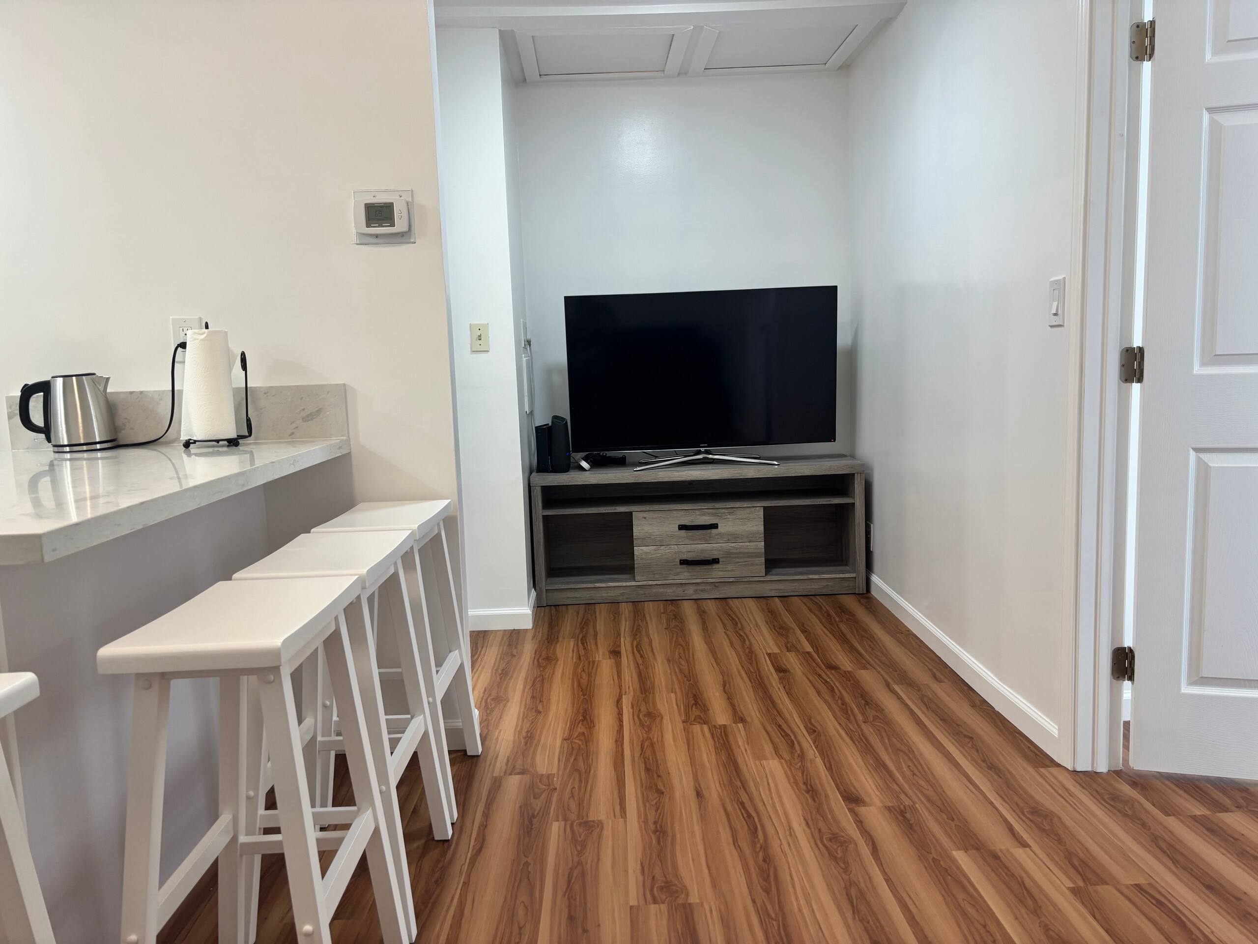 High Ceiling 1BR Free Parking - Image 3